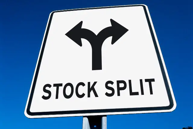 sign that says stock split with two arrows going different directions