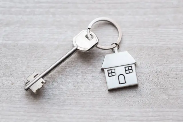 Keychain with a key and a little home 